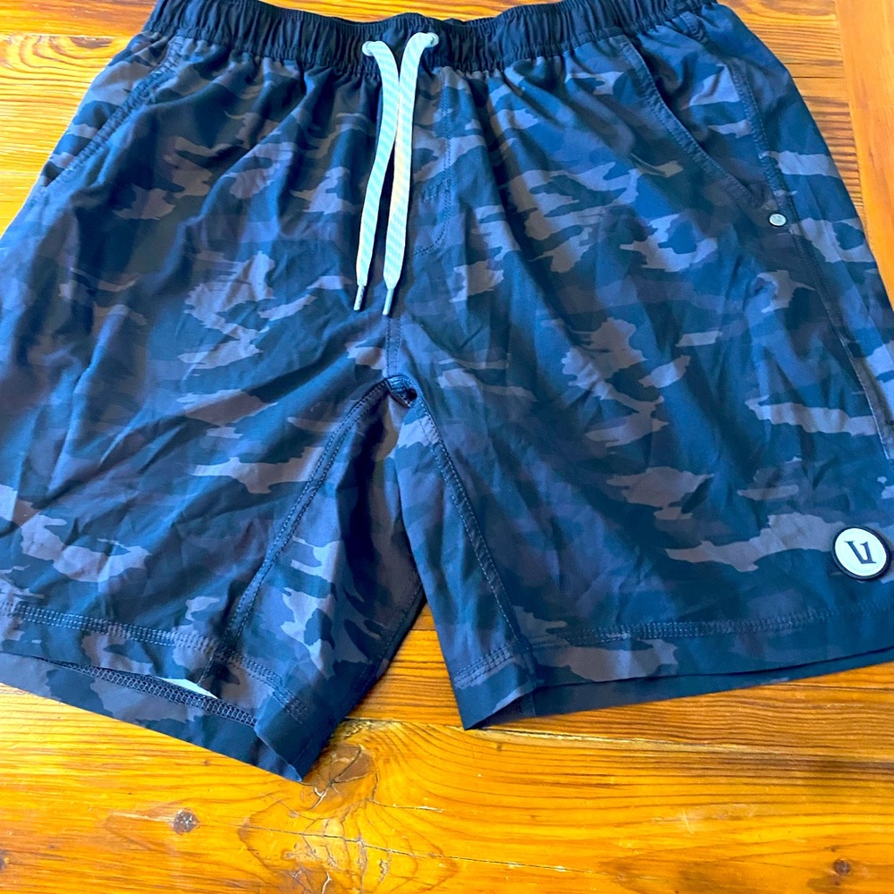 Mens Vuori camouflage workout shorts great condition size LG